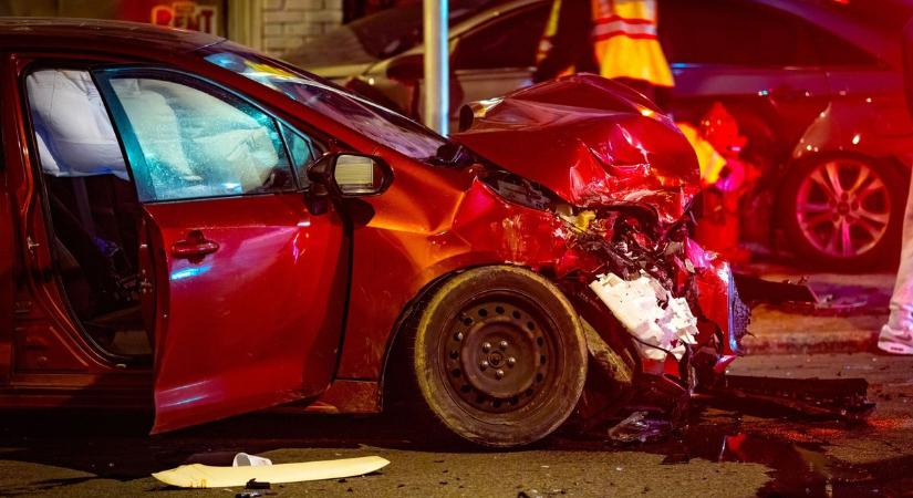 Összeroncsolódott autók a 442-esen, tűzoltók vágták ki a beszorultakat, egy kismama is életét veszthette