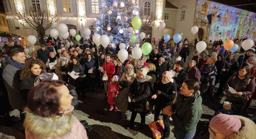 Flashmob a Városház téren: a karácsonyi fények és a kürtöskalács illat közepette csendült fel az énekszó (videó, galéria)