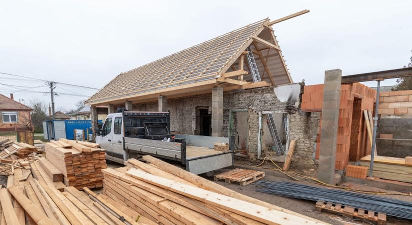 Megmentik a legendás parasztházat: egy hónapja tart a nagy felújítás Zámolyon (galéria)