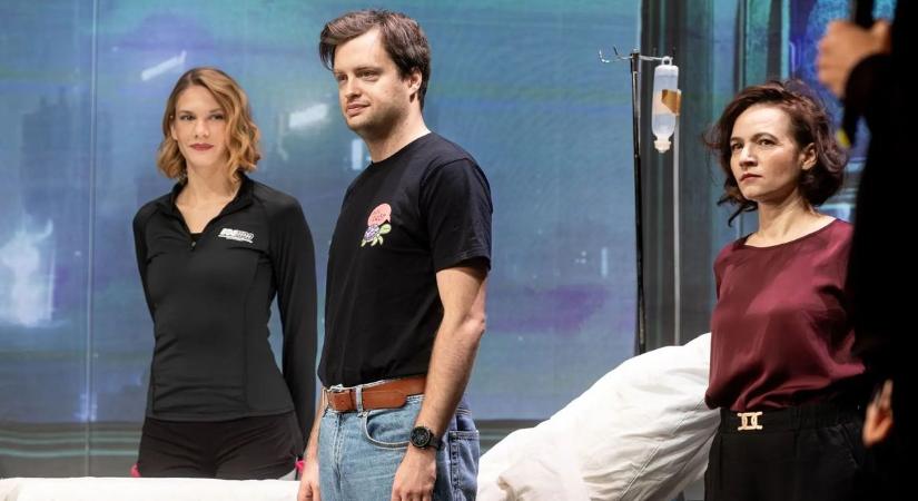 Szántó Balázs futurisztikus történetbe csöppen az Igazából komédiában