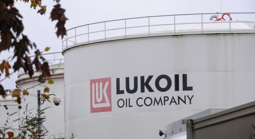 Pikáns fordulatot vett a versenyfutás: felnőttfilmes milliárdos vetett szemet az orosz olajgigászra