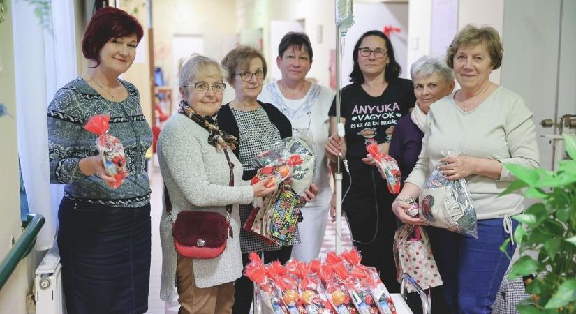 Kézzel készített ajándékkal lepték meg az egri kórház betegeit a rákellenes liga tagjai