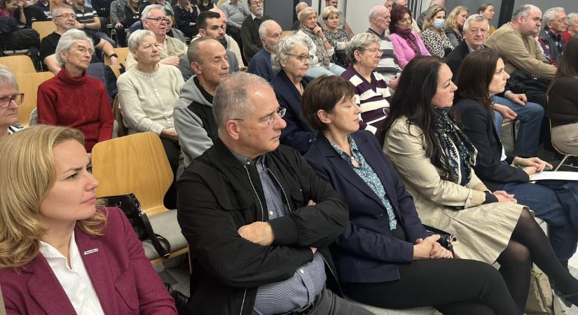 Ma Dömötör Csaba ismételgette papagájként a debrecenieknek, micsoda pokol vár rájuk, ha nem kap Orbán még négy évet