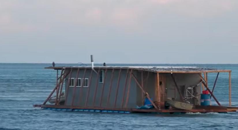 Komplett családi házzal hajókázott egy férfi ott, ahol nagyon nem kellett volna