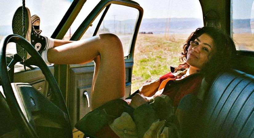 A premier hónapjával együtt megérkezett az első hivatalos plakát az Eufória 3. évadához, rajta a kocsikázó Zendayával