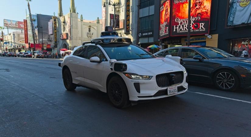 Rendőri akció kellős közepébe hajtott egy utast szállító önvezető taxi