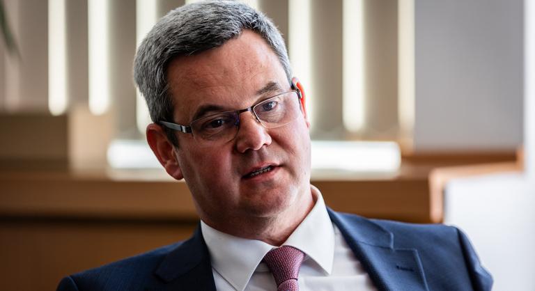 A Takács Péterrel összeszólalkozó apuka szerint a Fidesz és a Tisza is egy kisegítő iskola szintjén kommunikálnak