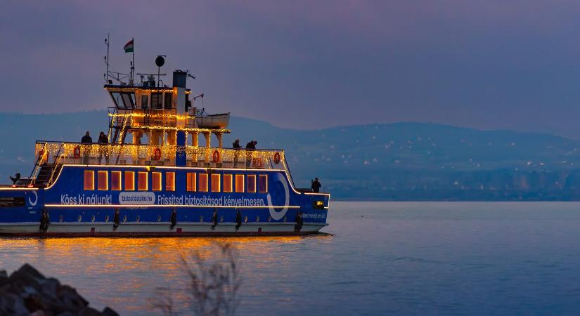 Ünnepi fényben jár idén is a balatoni Fénykomp