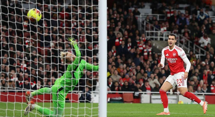 Az Arsenal hozta a kötelezőt és tartja előnyét a Premier League-ben