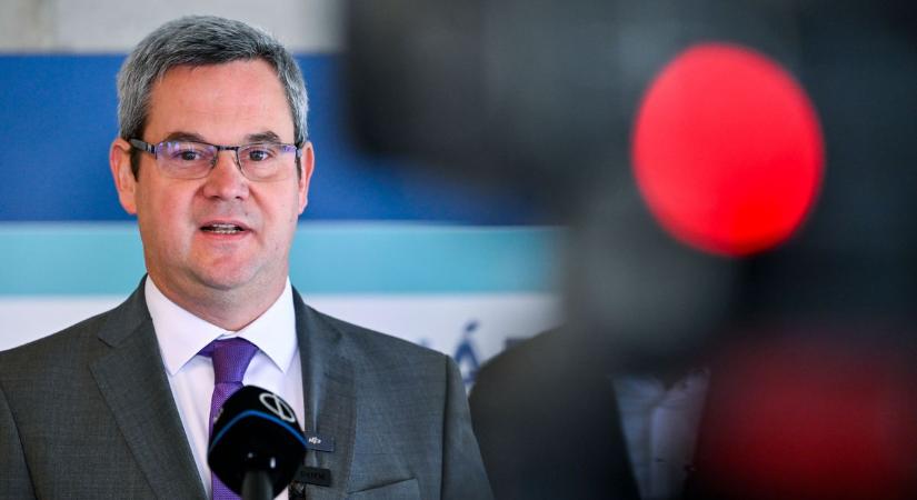 Ezt látni kell: Takács Péter szabadította ki a 444 riporterét egy rácsavarodott kutyától (VIDEÓ)