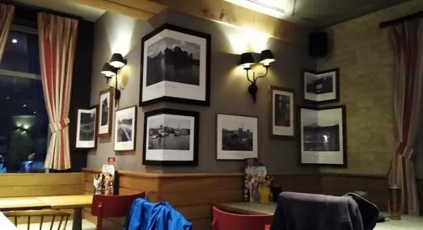 Kis pub, sok dekoráció – A nap képe