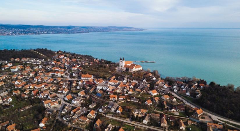 Különleges jármű járja a Balatont – képek