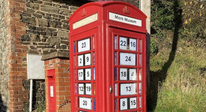 Telefonfülkét alakítottak át adventi naptárrá egy faluban