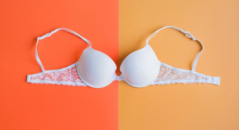 Elképesztő, hogy mit vett elő egy nő a melltartójából a boltban