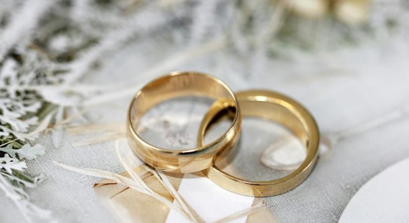 Ellopta az esküvői dekoratőr az ifjú pár borítékját, benne a milliókkal