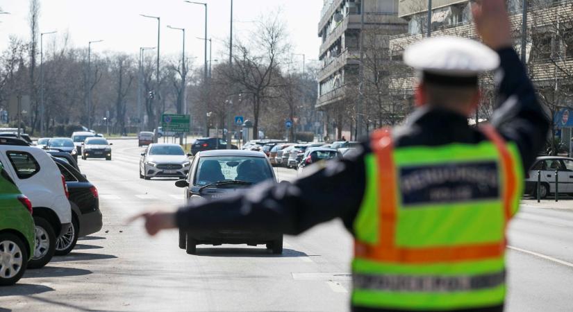 Autósok, figyelem: már se személyi, se jogosítvány nem kell az igazoltatásnál