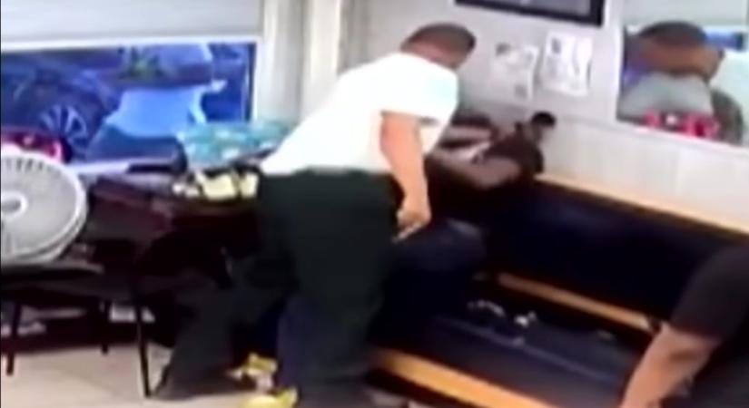 Fegyvert rántott a fodrászára, miután elrontotta a haját – videó