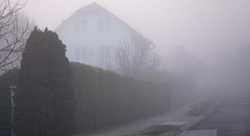 Marad a párás, ködös idő