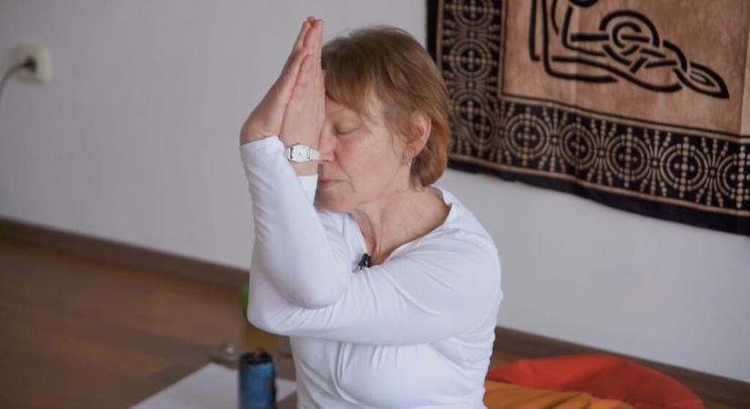 Megnyugtat és felráz a pécsi jóga, amit Mária tart a nyugdíjasoknak