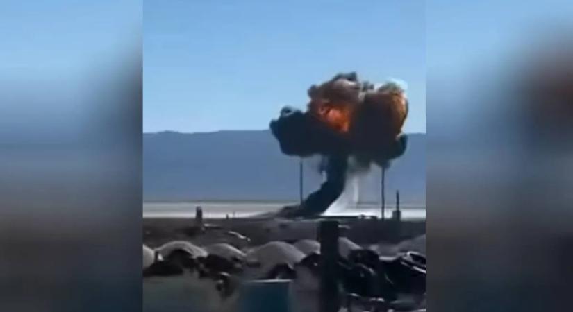 Videón a drámai pillanat: hatalmas robbanással csapódott a földbe egy repülőgép