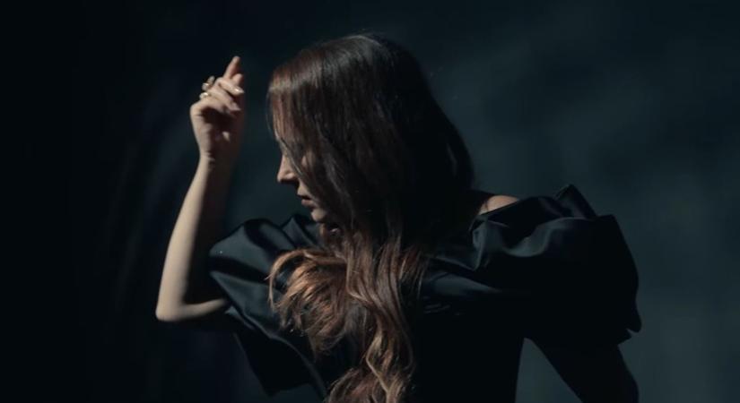 Hatalmas sikert aratott a maklári énekesnő új dala, több százezren hallgatták meg a szerzeményt