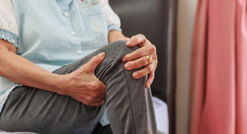 Reggelente fáj a térded? Ezek az okok állhatnak a háttérben