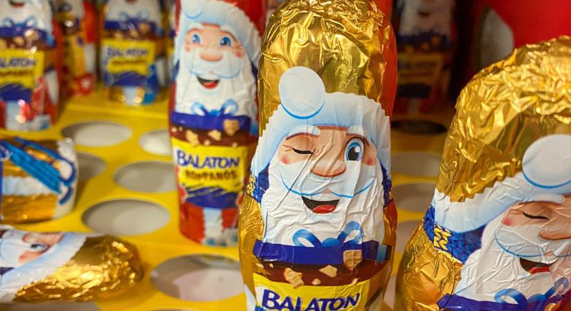 Tekebábut vagy nyuszit rejt a csokimikulás ruhája?