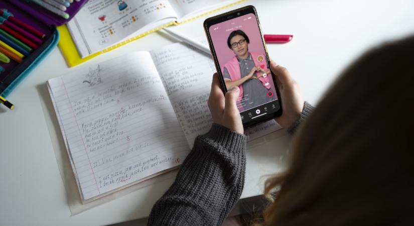 Elkezdték kirúgni az ausztrál tiniket a közösségi oldalakról