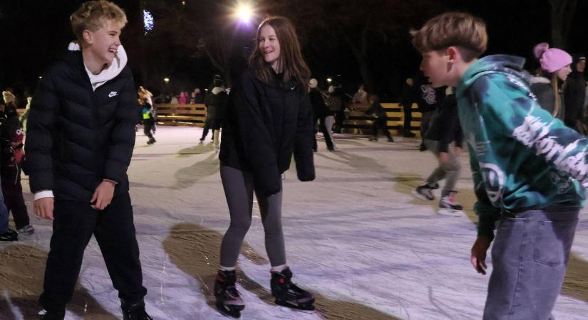 Hatalmas bulival nyitották a jégpályát, estig lehet csúszkálni (galéria )