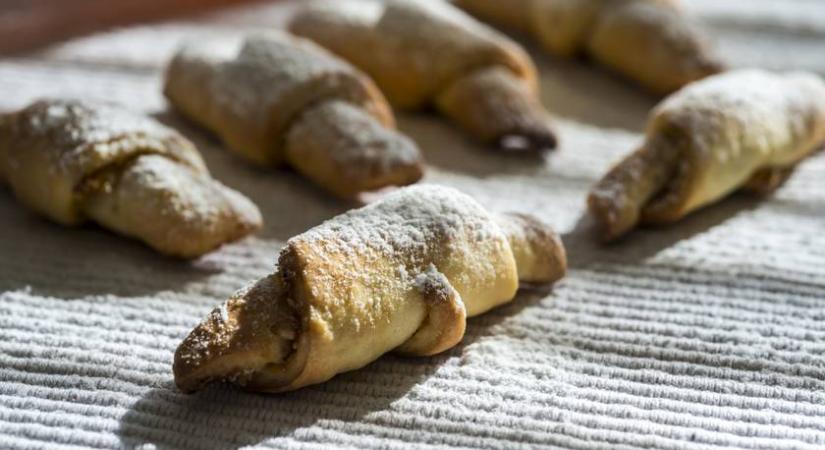 Karácsonyi illatok a sütőből: diós, baracklekváros kifli