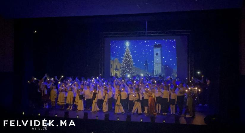 Ünnepi karácsonyi műsor a rozsnyói református iskola diákjainak előadásában