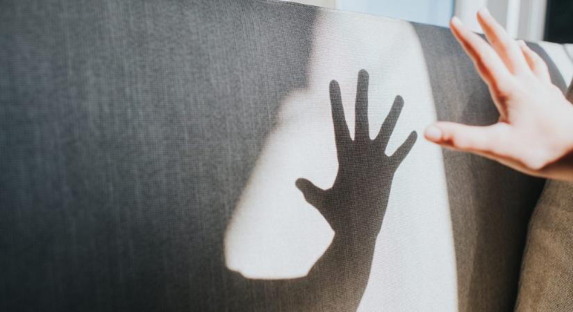 „Ha nem viselkedsz jól, akkor tenni fogok azért, hogy zárt intézetbe kerüljél, ahol majd lesz seggbekuki” – súlyos bántalmazásokat tártak fel egy budapesti gyermekotthonban