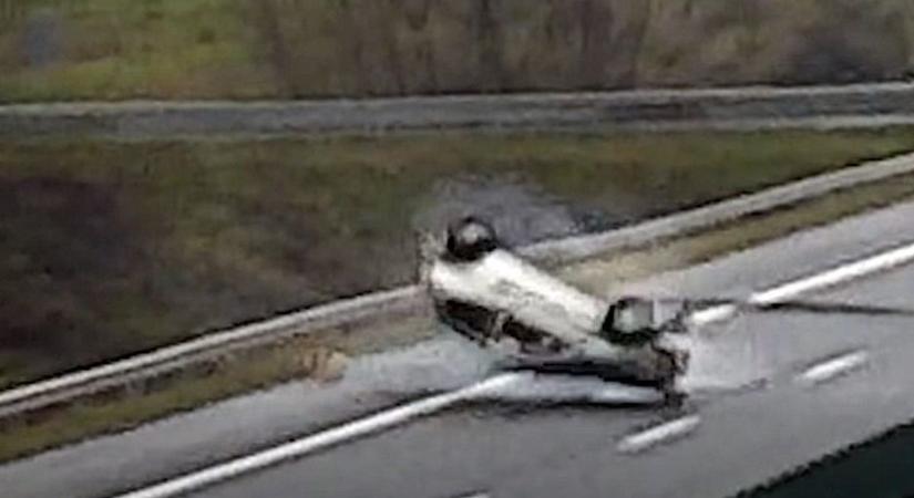 Csoda, hogy túlélték ezt a balesetet az M1-esen: háromszor fordult át a levegőben az autó - videó