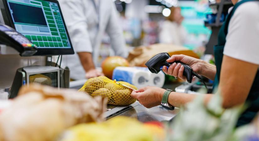 Rákaptak az online vásárlásra a magyarok, de a boltokat is megrohanták a vásárlók