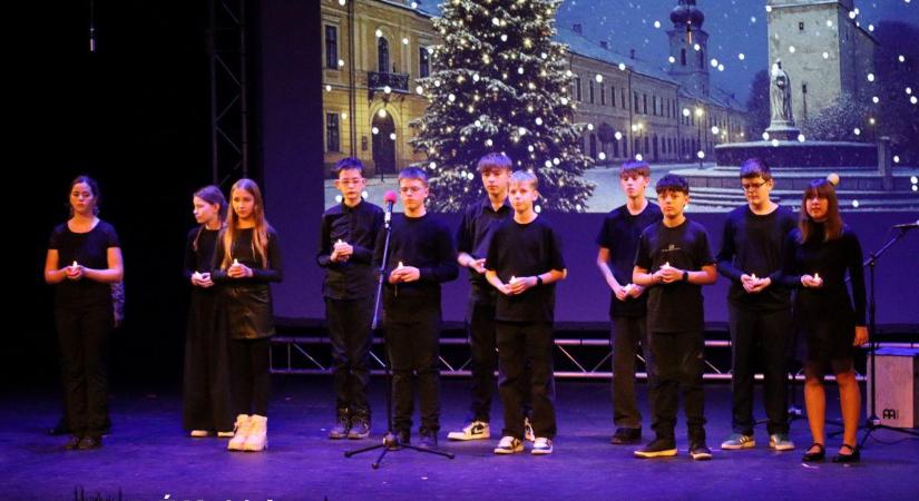 A rozsnyói református iskola diákjainak adventi műsora képeken
