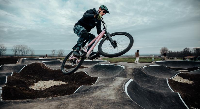 Átadták Magyarország leghosszabb kerékpáros pumpapályáját Zsámbékon