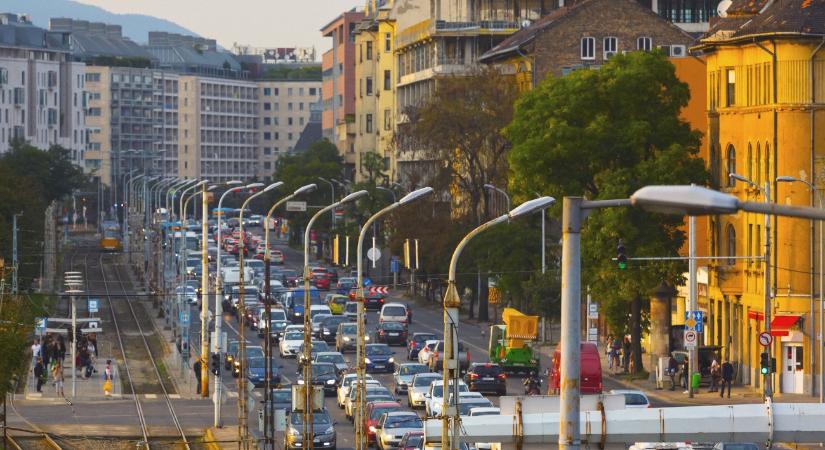 Kiderült, mennyi időt ültek idén a dugóban a Budapesten autózók