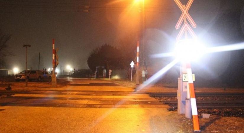 Lecsukódó sorompónak ütközött egy autó Nagyszentjánoson - Keresik a sofőrt