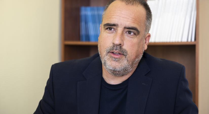 Török Gábor szerint valamivel nagyobb az esélye a Fidesz szűk győzelmének