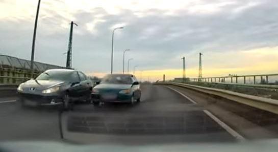 Három autós, három balesetveszélyes előzés – mindent rögzített a kamera