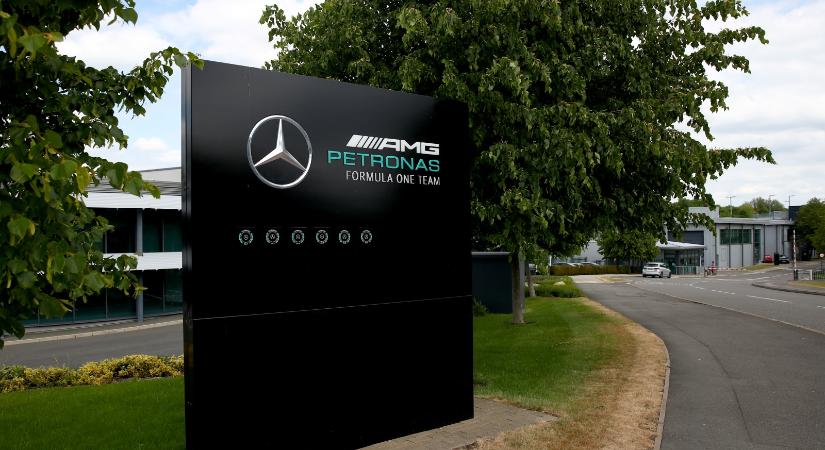 Az őrök orra előtt pakolták ki a Mercedes F1-gyárát