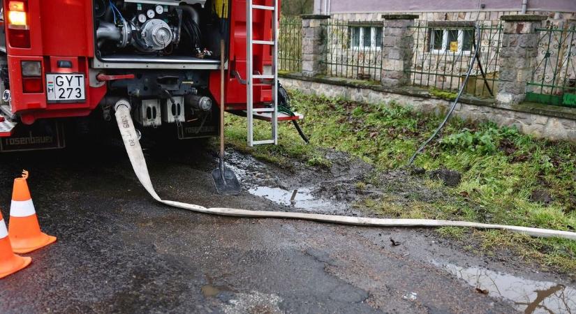 Nem kellett sokat várni az adventi szörnyűségre: lángra kapott egy koszorú Pécsen