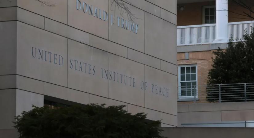 Trumpról nevezték el a washingtoni Békekutató Intézetet, amit korábban ő maga belezett ki
