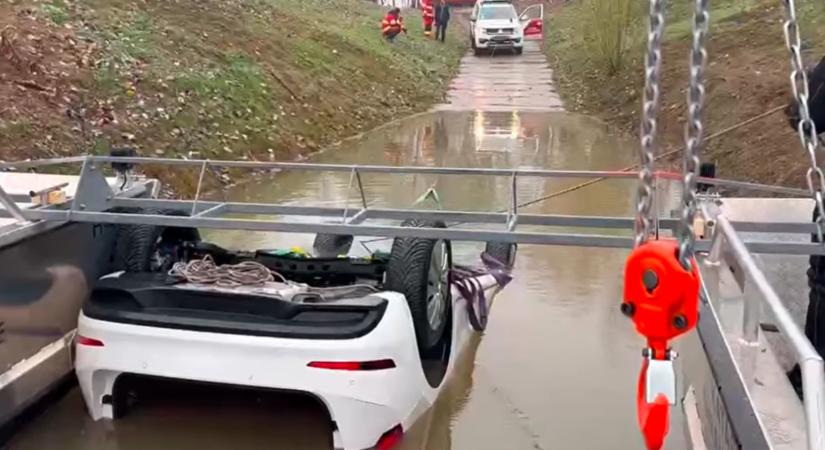 Videón a döbbenetes akció: napokig kínlódtak vele, végül 8 méter mélyről emelték ki a Tiszába zuhant autót