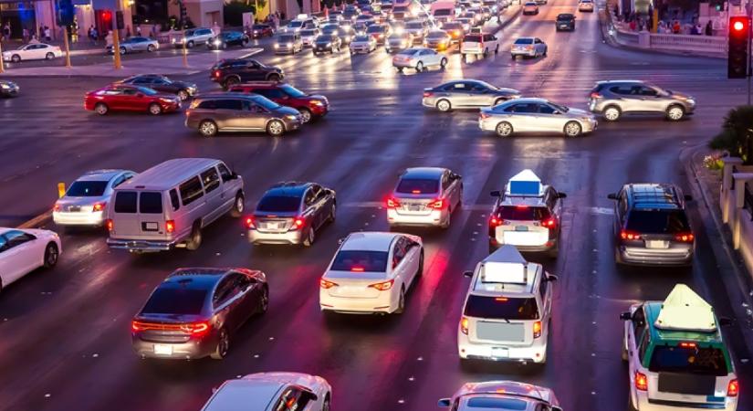 Mi az áthaladási sorrend a kereszteződésben? A napnál is világosabb a megoldás, a magyar sofőrök 80%-a mégis elvéti a választ