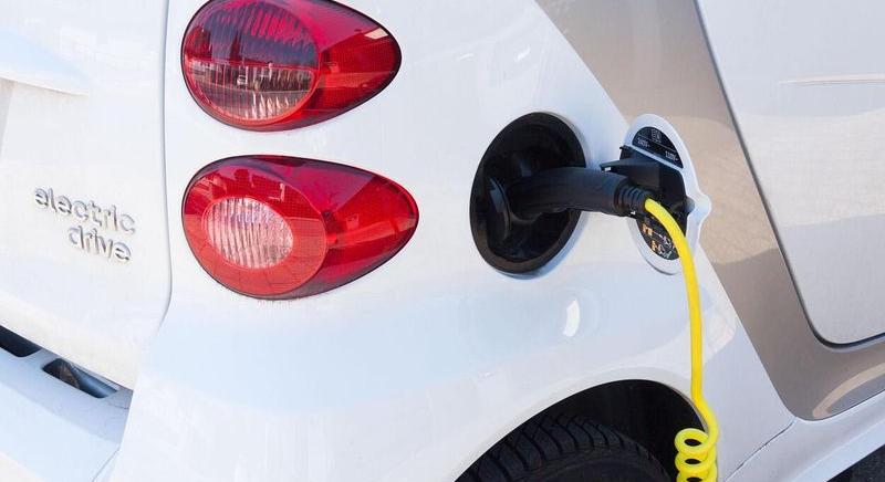 Elektromos autó töltése otthon, napelemmel?