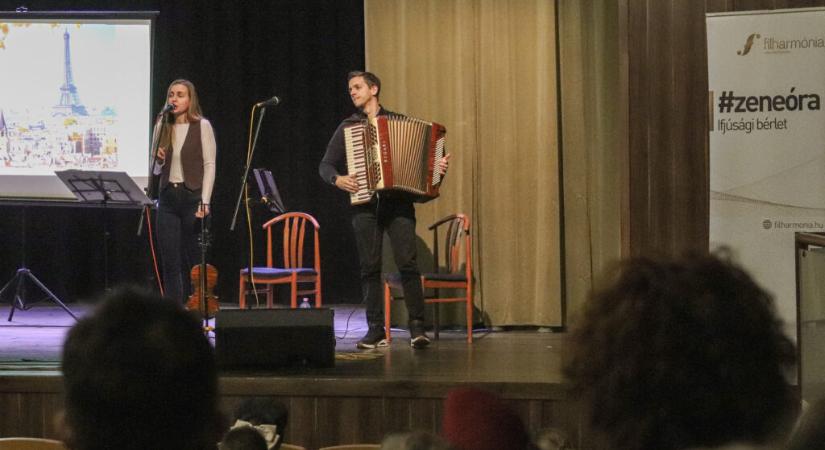 Harmonika dallamok zengtek a gyerekek körül