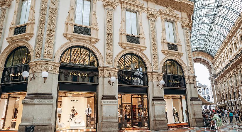 Összeolvad két nagy luxusmárka: a Prada felvásárolta a Versacét