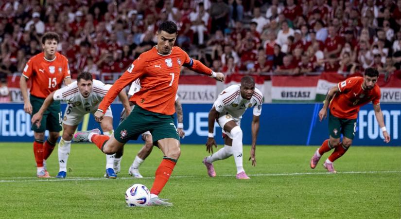 Videón, amint Cristiano Ronaldo egy robotkapusnak próbál gólt lőni