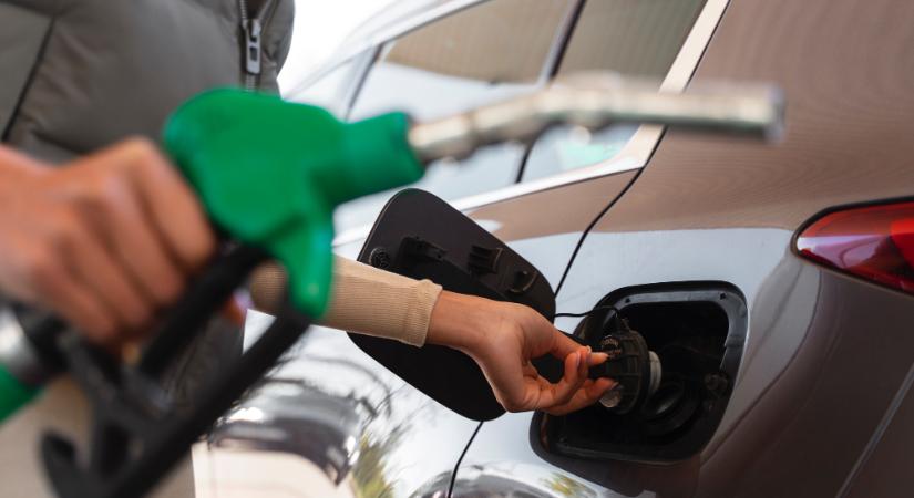 Tíz napig literenként 20 forinttal olcsóbban lehet tankolni az egyik áruházlánc töltőállomásain